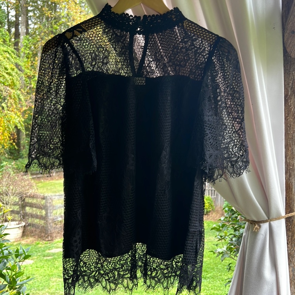 ENTRO NWT BLACK LACE TOP KEYHOLE BUTTON BACK SIZE S